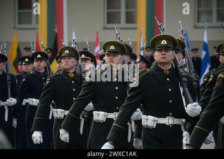 Vilnius, Lituanie. 29 mars 2024. Des soldats lituaniens défilent à l'occasion du 20e anniversaire de la célébration de l'adhésion de la Lituanie à l'OTAN. Une cérémonie solennelle pour marquer le 20e anniversaire de l'adhésion de la Lituanie à l'OTAN a eu lieu sur la place S. Daukantas, devant le Palais présidentiel à Vilnius, le 29 mars 2024. Il y a 20 ans, la Lituanie est devenue membre à part entière de l'OTAN. Crédit : SOPA images Limited/Alamy Live News Banque D'Images