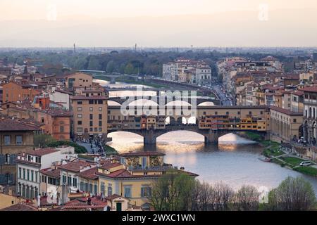 Le Ponte Vecchio (en anglais : Vieux Pont) est un pont en arc segmentaire en pierre médiévale fermé-spandrel au-dessus de la rivière Arno, à Florence, en Italie, connu pour Banque D'Images