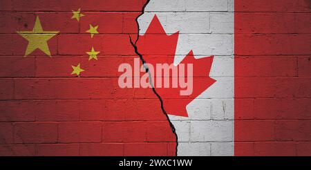 Mur de briques fissurées peint avec un drapeau chinois à gauche et un drapeau canadien à droite. Banque D'Images