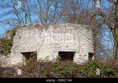 Tour de guet de l'enceinte fortifiée du Château de la Motte (en anglais : Château du Clod) à Luzarches, Val d'Oise. C'est une construction pour défendre un L. Banque D'Images