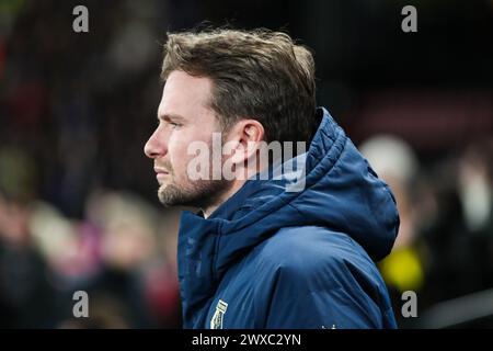 Watford, Royaume-Uni. 27 mars 2024. Tom, entraîneur de Watford, est astucieusement sur la ligne de touche lors du match du Watford FC v Leeds United FC SKY Bet EFL Championship à Vicarage Road, Watford, Angleterre, Royaume-Uni le 29 mars 2024 Credit : Every second Media/Alamy Live News Banque D'Images