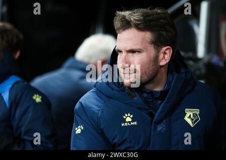 Watford, Royaume-Uni. 27 mars 2024. Tom, entraîneur de Watford, est astucieusement sur la ligne de touche lors du match du Watford FC v Leeds United FC SKY Bet EFL Championship à Vicarage Road, Watford, Angleterre, Royaume-Uni le 29 mars 2024 Credit : Every second Media/Alamy Live News Banque D'Images