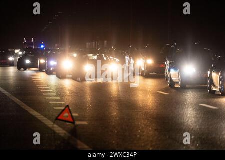 Goch, Allemagne. 29 mars 2024. Les fans de car Friday conduisent leurs voitures et motos de Rhénanie du Nord-Westphalie à travers la frontière néerlandaise pour une réunion. La police cible les speeders et les posers le vendredi de la voiture. Crédit : Christoph Reichwein/dpa/Alamy Live News Banque D'Images