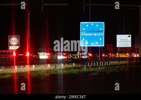 Goch, Allemagne. 29 mars 2024. Les fans de car Friday conduisent leurs voitures et motos de Rhénanie du Nord-Westphalie à travers la frontière néerlandaise pour une réunion. La police cible les speeders et les posers le vendredi de la voiture. Credit : Christoph Reichwein/dpa - ATTENTION : les plaques d'immatriculation ont été pixelisées pour des raisons légales/dpa/Alamy Live News Banque D'Images