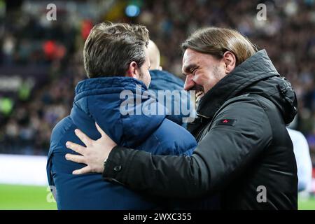 Watford, Royaume-Uni. 27 mars 2024. Tom, manager de Watford, et Daniel Farke, manager de Leeds United, se saluent lors du match du Watford FC v Leeds United Sky Bet EFL Championship à Vicarage Road, Watford, Angleterre, Royaume-Uni le 29 mars 2024 Credit : Every second Media/Alamy Live News Banque D'Images