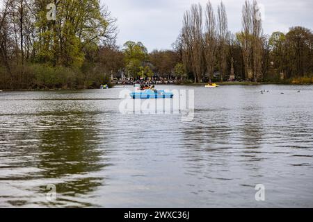 Munich, Allemagne. 29 mars 2024. Le vendredi Saint, le 29 mars 2024, avec 21 degrés Celsius, les citoyens de Munich remplissent les cafés, les jardins de bière et les parcs de Munich, en Allemagne, et profitent du temps chaud et du soleil. (Photo de Alexander Pohl/Sipa USA) crédit : Sipa USA/Alamy Live News Banque D'Images