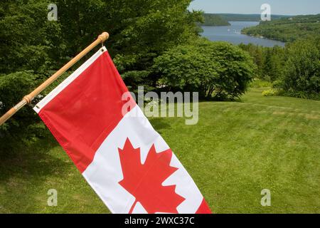Kingston Creek, Nouveau-Brunswick, Canada, avec drapeau canadien, scène estivale. Banque D'Images