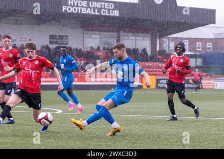 James Baillie tire au but pour Warrington Rylands à Hyde United sous une pluie battante Banque D'Images