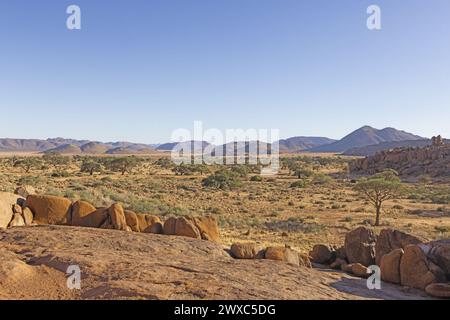 Photo du paysage unique des montagnes Tiras sur le bord du désert du Namib en Namibie pendant la journée en été Banque D'Images