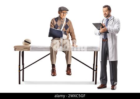 Homme âgé avec un bras cassé à un rendez-vous de médecins isolé sur fond blanc Banque D'Images