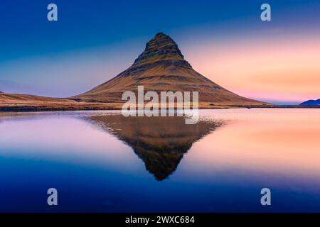 Superbe vue sur le coucher du soleil de Kirkjufell. Réflexion symétrique sur le lac, Islande Banque D'Images