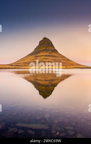 Superbe vue sur le coucher du soleil de Kirkjufell. Réflexion symétrique sur le lac, Islande Banque D'Images