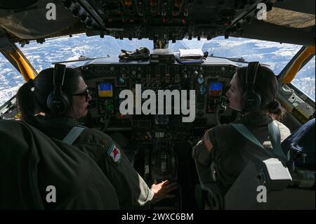 Le Major Victoria Perkins, à gauche, officier universitaire affecté au 509e escadron d’armes, et le 1er lieutenant Denise Gallant, officier de formation affecté au 97e escadron de ravitaillement aérien, pilotent un avion KC-135 Stratotanker lors d’un vol d’orientation du mois de l’histoire des femmes au-dessus de l’État de Washinton, le 8 mars 2024. La base aérienne de Fairchild a organisé un vol d’orientation pour la Journée internationale de la femme afin de présenter l’ensemble de missions et les capacités de la 92e Escadre de ravitaillement aérien. La Journée internationale de la femme est célébrée dans de nombreux pays à travers le monde pour reconnaître les femmes de toutes les nationalités, ethnies, linguistiques, culturelles, Banque D'Images