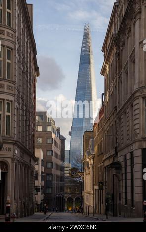 Le Shard London vu des rues de la ville dans le soleil du soir Banque D'Images