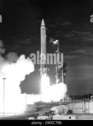 Floride, États-Unis. 27 mars 2024. Mariner 7 va sur mars. Un Atlas Centaure a été lancé à 17h22 HNE le 27 mars 1969 pour envoyer Mariner 7 en route vers mars. Mariner 7 a rejoint son satellite frère, Mariner 6, dans un voyage qui les a emmenés à moins de 2 000 miles de la planète rouge cet été-là. Mariner 6 a été lancé depuis le Kennedy Space Center en Floride le 24 février et a étudié la zone équatoriale martienne tandis que Mariner 7 s'est concentré sur la calotte polaire sud. (Crédit image : © NASA/ZUMA Press Wire) USAGE ÉDITORIAL SEULEMENT! Non destiné à UN USAGE commercial ! Banque D'Images