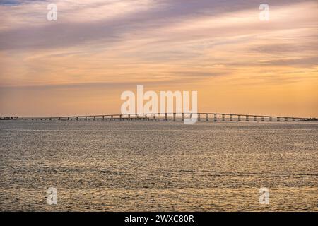 Miami, Floride, États-Unis - 29 juillet 2023 : William M Powell Bridge sous le ciel du coucher du soleil Banque D'Images