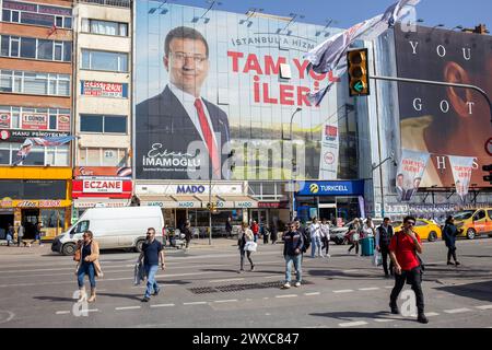 29 mars 2024 : 26 mars 2024 Istanbul, Turquie : affiches de campagne électorale du maire de la municipalité métropolitaine d'Istanbul, Ekrem Imamoglu, avant les élections locales dans les rues de Kadikoy, l'un des districts centraux d'Istanbul. Les élections locales, c’est-à-dire les élections municipales à Istanbul et dans toute la Turquie, auront lieu le dimanche 31 mars 2024. (Crédit image : © Tolga Ildun/ZUMA Press Wire) USAGE ÉDITORIAL SEULEMENT! Non destiné à UN USAGE commercial ! Banque D'Images
