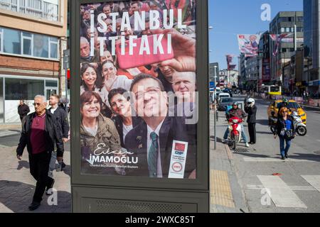 29 mars 2024 : 26 mars 2024 Istanbul, Turquie : affiches de campagne électorale du maire de la municipalité métropolitaine d'Istanbul, Ekrem Imamoglu, avant les élections locales dans les rues de Kadikoy, l'un des districts centraux d'Istanbul. Les élections locales, c’est-à-dire les élections municipales à Istanbul et dans toute la Turquie, auront lieu le dimanche 31 mars 2024. (Crédit image : © Tolga Ildun/ZUMA Press Wire) USAGE ÉDITORIAL SEULEMENT! Non destiné à UN USAGE commercial ! Banque D'Images