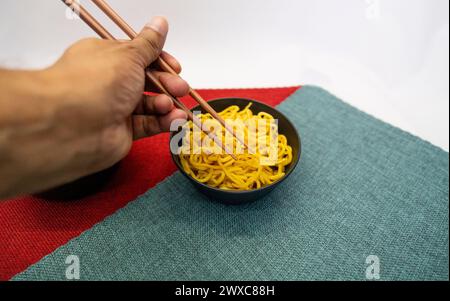 Yakisoba en boîte à lunch et bol avec chique Hashi Banque D'Images