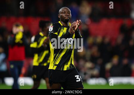 WATFORD, Royaume-Uni - 29 mars 2024 : Edo Kayembe de Watford rend hommage aux fans après le match de championnat EFL entre Watford FC et Leeds United à Vicarage Road (crédit : Craig Mercer/ Alamy Live News) Banque D'Images