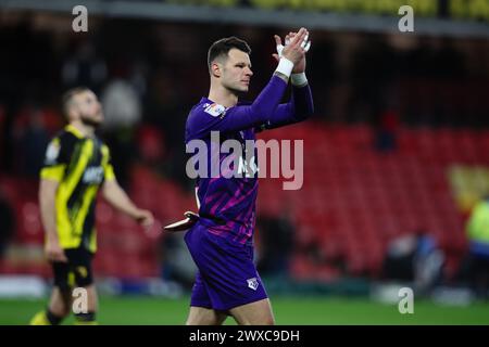 WATFORD, Royaume-Uni - 29 mars 2024 : Daniel Bachman de Watford salue les fans après le match de championnat EFL entre Watford FC et Leeds United à Vicarage Road (crédit : Craig Mercer/ Alamy Live News) Banque D'Images