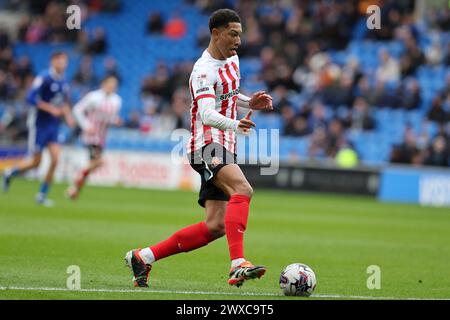 Cardiff, Royaume-Uni. 29 mars 2024. Jobe Bellingham du Sunderland FC en action. EFL Skybet championnat match, Cardiff City v Sunderland au Cardiff City Stadium de Cardiff, pays de Galles, le vendredi Saint 29 mars 2024. Cette image ne peut être utilisée qu'à des fins éditoriales. Usage éditorial exclusif, photo par Andrew Orchard/Andrew Orchard photographie sportive/Alamy Live News crédit : Andrew Orchard photographie sportive/Alamy Live News Banque D'Images