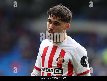 Cardiff, Royaume-Uni. 29 mars 2024. Adil Aouchiche du Sunderland FC regarde. EFL Skybet championnat match, Cardiff City v Sunderland au Cardiff City Stadium de Cardiff, pays de Galles, le vendredi Saint 29 mars 2024. Cette image ne peut être utilisée qu'à des fins éditoriales. Usage éditorial exclusif, photo par Andrew Orchard/Andrew Orchard photographie sportive/Alamy Live News crédit : Andrew Orchard photographie sportive/Alamy Live News Banque D'Images