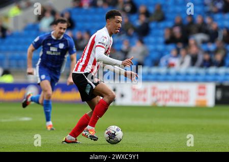 Cardiff, Royaume-Uni. 29 mars 2024. Jobe Bellingham du Sunderland FC en action. EFL Skybet championnat match, Cardiff City v Sunderland au Cardiff City Stadium de Cardiff, pays de Galles, le vendredi Saint 29 mars 2024. Cette image ne peut être utilisée qu'à des fins éditoriales. Usage éditorial exclusif, photo par Andrew Orchard/Andrew Orchard photographie sportive/Alamy Live News crédit : Andrew Orchard photographie sportive/Alamy Live News Banque D'Images