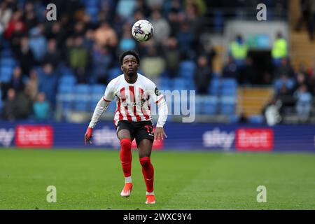 Cardiff, Royaume-Uni. 29 mars 2024. Abdoullah Ba du Sunderland FC en action. EFL Skybet championnat match, Cardiff City v Sunderland au Cardiff City Stadium de Cardiff, pays de Galles, le vendredi Saint 29 mars 2024. Cette image ne peut être utilisée qu'à des fins éditoriales. Usage éditorial exclusif, photo par Andrew Orchard/Andrew Orchard photographie sportive/Alamy Live News crédit : Andrew Orchard photographie sportive/Alamy Live News Banque D'Images