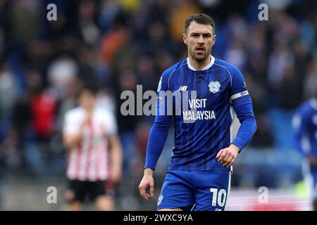 Cardiff, Royaume-Uni. 29 mars 2024. Aaron Ramsey de Cardiff City regarde. EFL Skybet championnat match, Cardiff City v Sunderland au Cardiff City Stadium de Cardiff, pays de Galles, le vendredi Saint 29 mars 2024. Cette image ne peut être utilisée qu'à des fins éditoriales. Usage éditorial exclusif, photo par Andrew Orchard/Andrew Orchard photographie sportive/Alamy Live News crédit : Andrew Orchard photographie sportive/Alamy Live News Banque D'Images