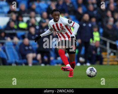 Cardiff, Royaume-Uni. 29 mars 2024. Romaine Mundle du Sunderland FC en action. EFL Skybet championnat match, Cardiff City v Sunderland au Cardiff City Stadium de Cardiff, pays de Galles, le vendredi Saint 29 mars 2024. Cette image ne peut être utilisée qu'à des fins éditoriales. Usage éditorial exclusif, photo par Andrew Orchard/Andrew Orchard photographie sportive/Alamy Live News crédit : Andrew Orchard photographie sportive/Alamy Live News Banque D'Images