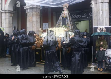 Avilés, Espagne, 29 mars 2024 : L'image de la Vierge Marie pendant le vendredi Saint à Avilés, le 29 mars 2024, à Avilés, Espagne. Crédit : Alberto Brevers / Alamy Live News. Banque D'Images