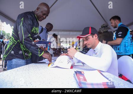 Un kényan reçoit un autographe sur une casquette de Nicolas Ciamin, l'un des pilotes de rallye lors de la cérémonie officielle d'ouverture du drapeau du Championnat du monde des rallyes (WRC) 2024 Safari Rally au Kenyatta International Convention Center. Son Excellence le Président du Kenya, William Ruto, a officiellement lancé la compétition de rallye safari WRC 2024 au Kenyatta International Conventional Centre (KICC) à Nairobi. Il s’agit de la 71ème édition du Safari Rally au Kenya, Nairobi la capitale. L'événement marque la troisième manche du rallye mondial FIA (Fédération internationale de l'automobile) de cette année Banque D'Images