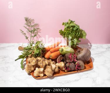 Légumes frais bio sur un plateau dans la cuisine. Concept de nourriture crue saine Banque D'Images