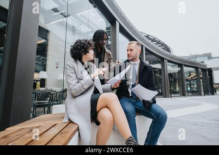 Équipe d'affaires multiethnique dans la réunion extérieure discutant des plans de projet. Banque D'Images