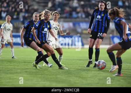 Milan, Italie. 29 mars 2024. VALENTINA GACINTI de l'AS Roma est parmi les adversaires lors du match des éliminatoires féminins de série A entre le FC Internazionale et L'AS Roma à l'Arena Civica Gianni Brera (crédit image : © Ervin Shulku/ZUMA Press Wire) USAGE ÉDITORIAL SEULEMENT! Non destiné à UN USAGE commercial ! Banque D'Images