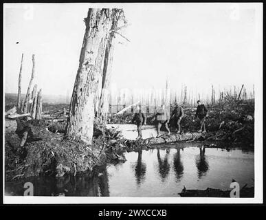 Soldats traversant la rivière ancre, France, pendant la première Guerre mondiale Banque D'Images