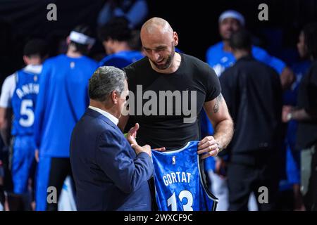 Orlando, Floride, États-Unis, 29 mars 2024, L'ancien joueur d'Orlando Magic Marcin Gortat reçoit un maillot spécial au Kia Center. (Crédit photo : Marty Jean-Louis/Alamy Live News Banque D'Images