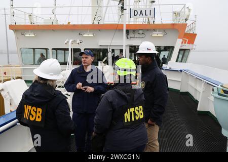 Baltimore, États-Unis. 27 mars 2024. Les enquêteurs du NTSB et de la Garde côtière américaine à bord du navire cargo Dali le mercredi 27 mars 2024, qui a heurté et effondré le pont Francis Scott Key à Baltimore, Maryland, aux premières heures du 26 mars 2024. Une partie du pont affaissé reste en travers de la proue du navire, et le navire reste à proximité de la jetée du pont. Aucune pollution n'a été signalée pour le moment. Photo de Peter Knudson/NTSB/UPI crédit : UPI/Alamy Live News Banque D'Images