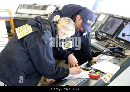 Baltimore, États-Unis. 27 mars 2024. Les enquêteurs du NTSB sur le pont du navire de charge Dali le mercredi 27 mars 2024, qui a heurté et effondré le pont Francis Scott Key à Baltimore, Maryland, aux premières heures du 26 mars 2024. Une partie du pont affaissé reste en travers de la proue du navire, et le navire reste à proximité de la jetée du pont. Aucune pollution n'a été signalée pour le moment. Photo de Peter Knudson/NTSB/UPI crédit : UPI/Alamy Live News Banque D'Images