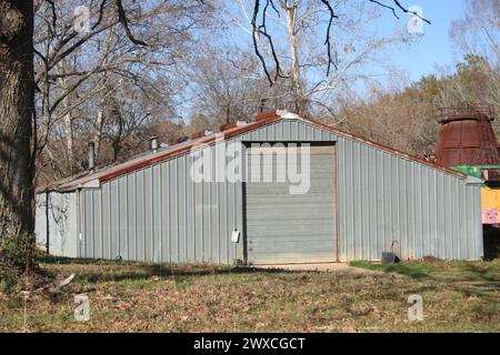 Petit bâtiment industriel en métal situé dans la zone rurale de l'est du Texas Banque D'Images