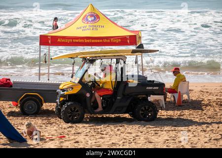 Surf Rescue Volunteers sur Palm Beach avec tente d'ombre et Can Am Beach buggy véhicule de patrouille, Sydney, Nouvelle-Galles du Sud, Australie, pâques 2024 Banque D'Images