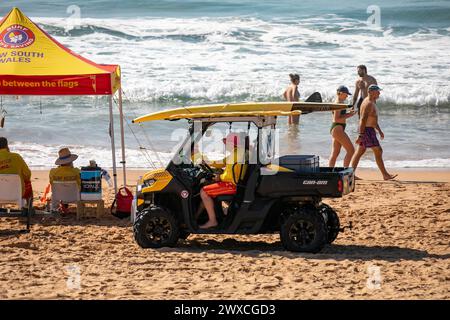 Surf Rescue Volunteers sur Palm Beach avec tente d'ombre et Can Am Beach buggy véhicule de patrouille, Sydney, Nouvelle-Galles du Sud, Australie, pâques 2024 Banque D'Images