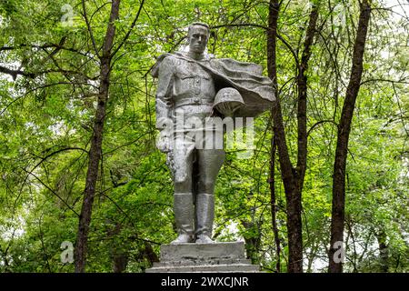 Avchurino, Russie - juillet 2019 : Monument au soldat soviétique de la Grande Guerre patriotique de 1941-1945 dans le village d'Avchurino près de Kaluga. Ferziko Banque D'Images