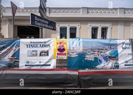 Des photos et des simulations architecturales sont vues annonçant la réhabilitation de vieux bâtiments portuaires abandonnés depuis des décennies pour abriter les futures installations de service public de la Coupe de l'America de Barcelone. L'America's Cup Barcelona, qui se déroulera à Barcelone entre août et octobre 2024 autour du Port Vell de Barcelone, a accéléré la construction de nouvelles infrastructures sur le front de mer de Barcelone. L'un d'eux et de plus grande pertinence est situé dans le Nueva Bocana et offre, avec des espaces de jardin et de loisirs, une nouvelle vision des quais de Barcelone. Banque D'Images