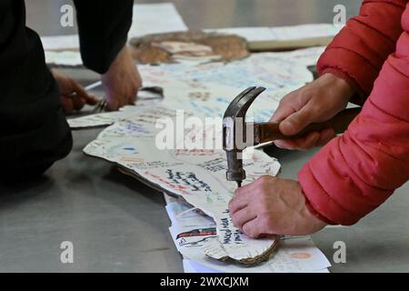 Tijuana, basse Californie, Mexique. 29 mars 2024. Préparatifs pour la semaine Sainte pour une cérémonie de "chemin de Croix" des migrants pendant le vendredi Saint dans la salle de petit déjeuner Salésienne du Père Chava à Tijuana, Mexique, le vendredi 29 mars 2024. (Crédit image : © Carlos A. Moreno/ZUMA Press Wire) USAGE ÉDITORIAL SEULEMENT! Non destiné à UN USAGE commercial ! Banque D'Images