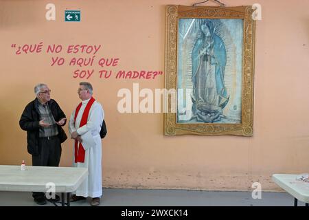 Tijuana, basse Californie, Mexique. 29 mars 2024. Préparatifs pour la semaine Sainte pour une cérémonie de "chemin de Croix" des migrants pendant le vendredi Saint dans la salle de petit déjeuner Salésienne du Père Chava à Tijuana, Mexique, le vendredi 29 mars 2024. (Crédit image : © Carlos A. Moreno/ZUMA Press Wire) USAGE ÉDITORIAL SEULEMENT! Non destiné à UN USAGE commercial ! Banque D'Images