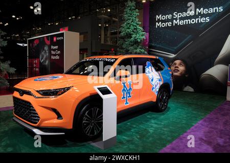 Un véhicule hybride Toyota Grand Highlander est vu lors de la deuxième journée médiatique au salon international de l'auto de New York 2024 au Jacob K. Javits Convention Center. Le NYIAS annuel à Manhattan, New York City a présenté diverses compagnies automobiles, des débuts de nouveaux véhicules et des professionnels de l'industrie automobile. Le salon qui ouvre au public le 29 mars et se termine le 7 avril, attire des milliers de passionnés de voitures. Le NYIAS a commencé en 1900 présentant des automobiles et des exemples de la technologie automobile future. (Photo Jimin Kim/SOPA images/SIPA USA) Banque D'Images