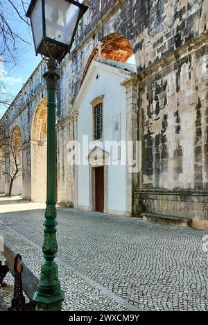 Chapelle notre-Dame de Monserrate construite dans l'une des arches en pierre de la section Amoreiras de l'aqueduc Aguas Livres du XVIIIe siècle, Lisbonne, Portugal Banque D'Images