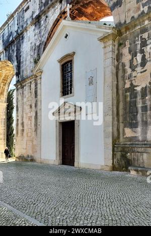 Chapelle notre-Dame de Monserrate construite dans l'une des arches en pierre de la section Amoreiras de l'aqueduc Aguas Livres du XVIIIe siècle, Lisbonne, Portugal Banque D'Images